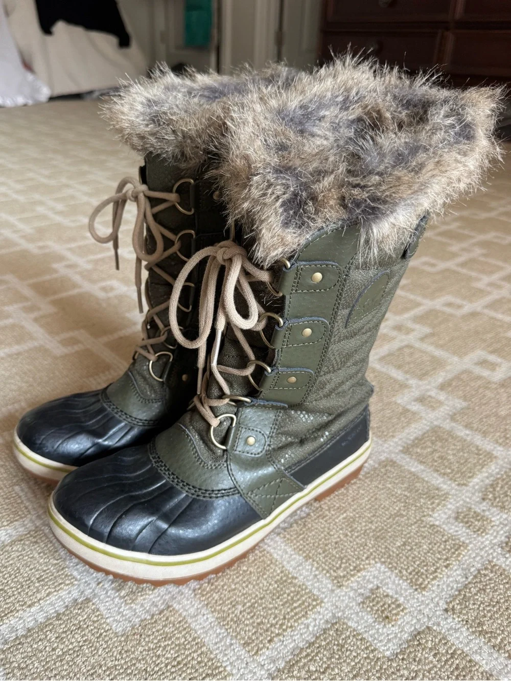 Sorel Tofino II Waterproof Faux Fur Snow Boots Olive Green Black Size 7.5